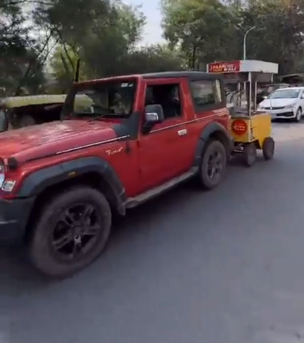 Panipuri-Girl-Mahindra-Thar
