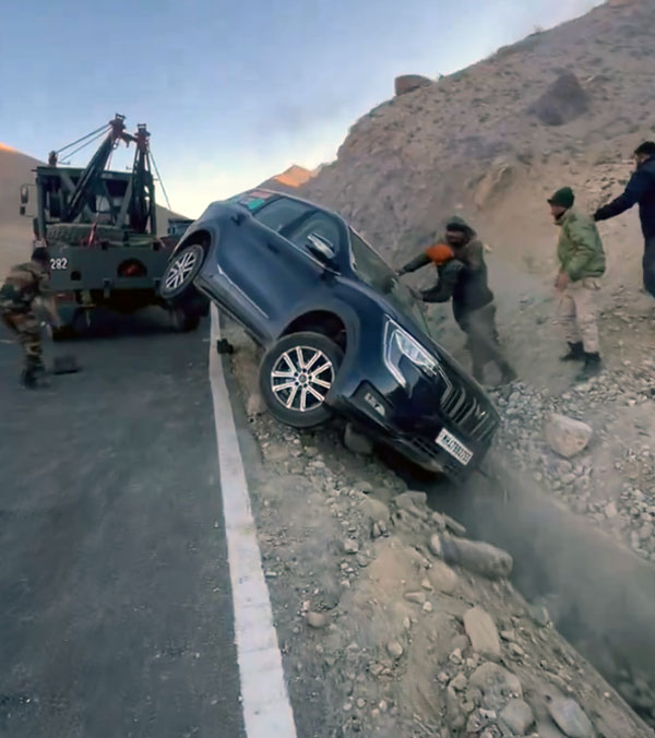  indian-army-rescues-mahindra-xuv700
