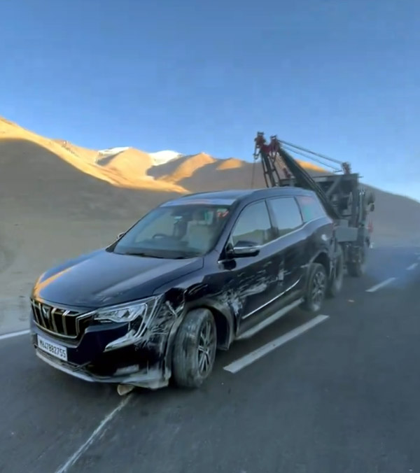 mahindra XUV700 SUV rescued on mountain road 