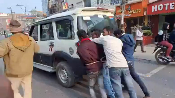 Prisoners-Pushed-The-Police-Vehicle