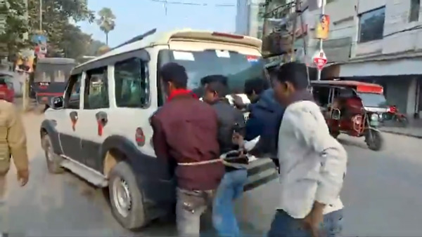 Prisoners-Pushed-The-Police-Vehicle