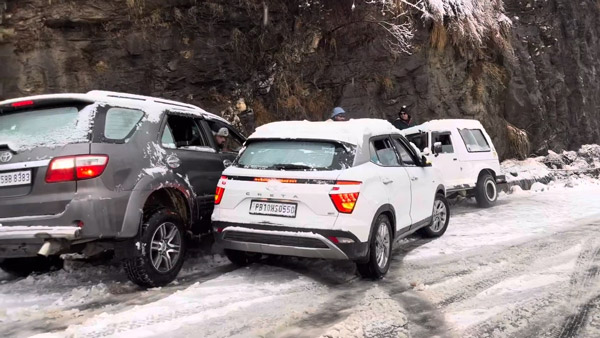 Cars-Crashed-On-Snowy-Roads