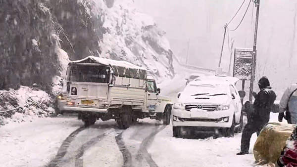Cars-Crashed-On-Snowy-Roads