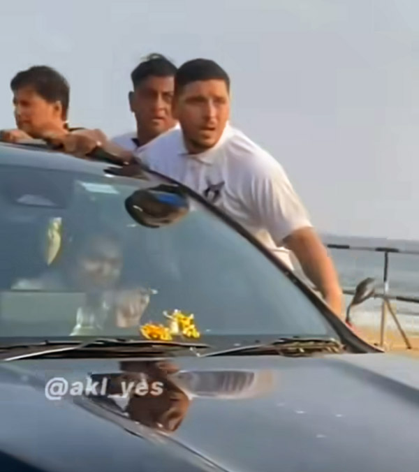 Kerala-Visit-Thalapathy-Vijay-Cas-Damaged