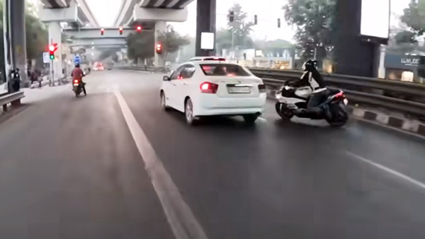 BMW-G310-RR-crashes-into-Toyota-Foruner