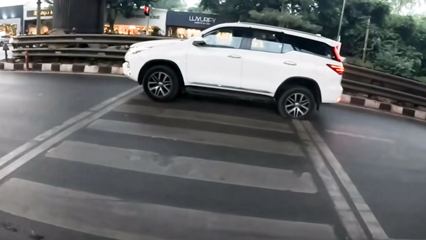 BMW-G310-RR-crashes-into-Toyota-Foruner