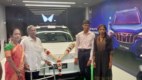 R Praggnanandhaa Mahindra XUV400