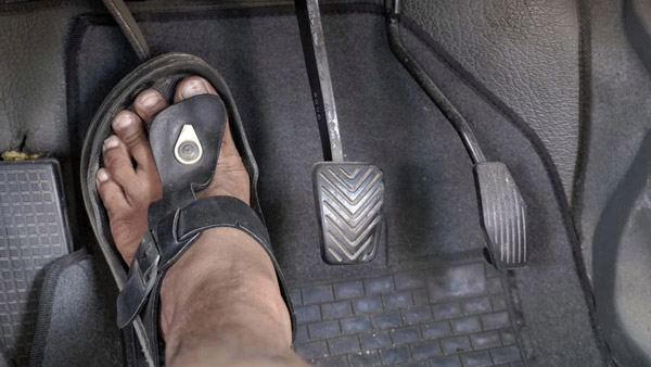 Car-Driving-Not-To-Wear-Slippers