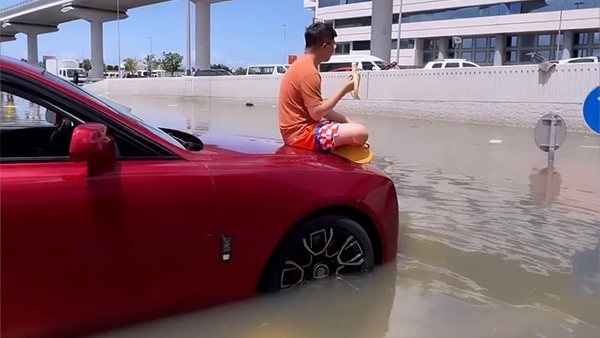 Rolls-Royce-Stuck-In-Dubai-Floods
