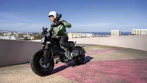 Mini-BMW-CE02-Motorrad