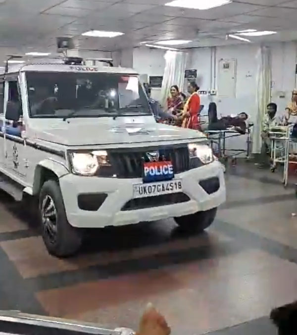 Police Mahindra Bolero Car Enters AIIMS Emergency Ward