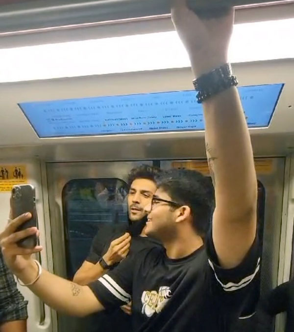Kartik Aaryan Travels in Mumbai Metro