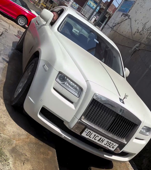 Rolls-Royce-Ghost-Car-Wash-At-Road-Side