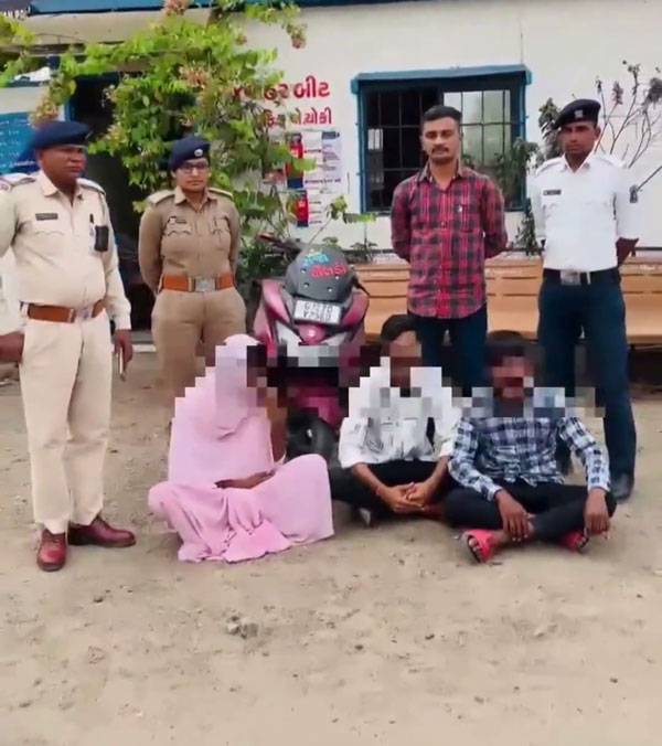 Couple-Romance-On-Scooter-In-Gujarat