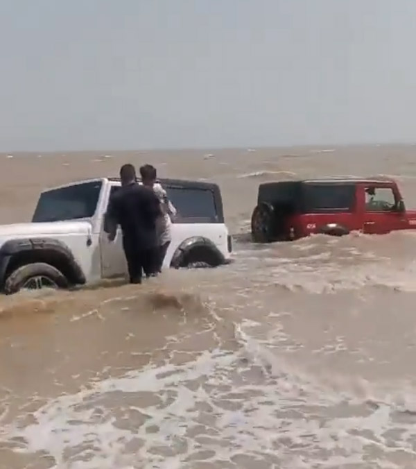 Mahindra-Thar-Stuck-In-Sea