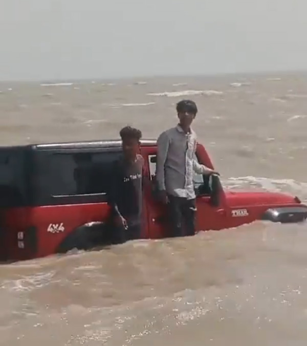 Mahindra-Thar-Stuck-In-Sea