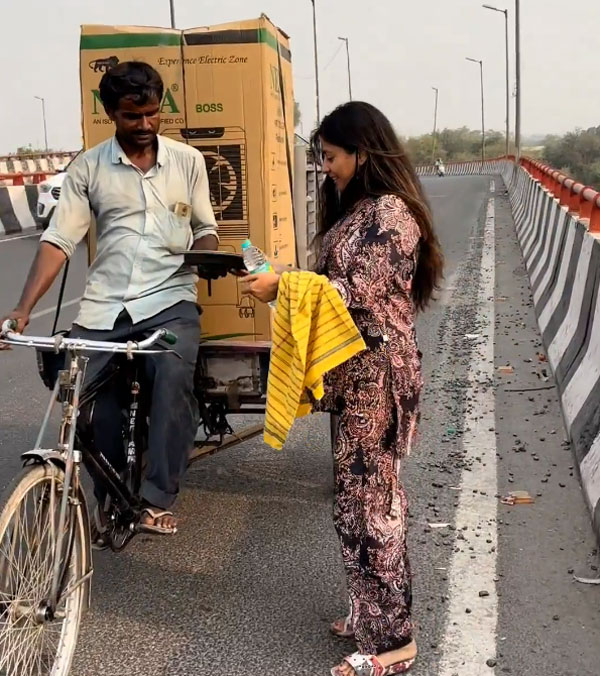 Women Helped The Rickshaw Puller