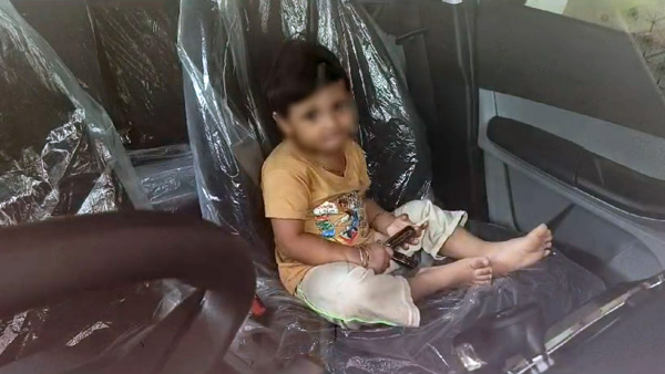 2-Years-Old-Child-Stuck-In-Car
