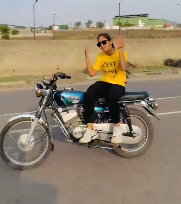 Pune Woman Rides Yamaha RX 100 BIke Hands-Free