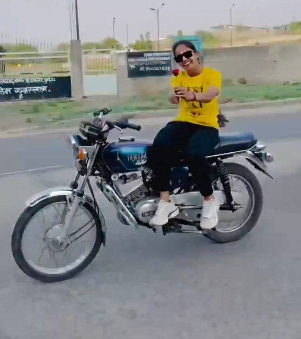 Pune Woman Rides Yamaha RX 100 BIke Hands-Free