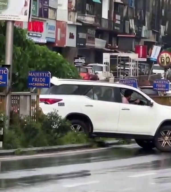 Tourist Drives Toyota Fortuner And Jumps Divider