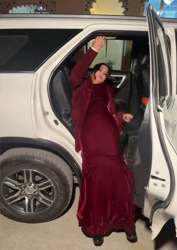 Sunny Leone Struggles To Exit Toyota Fortuner