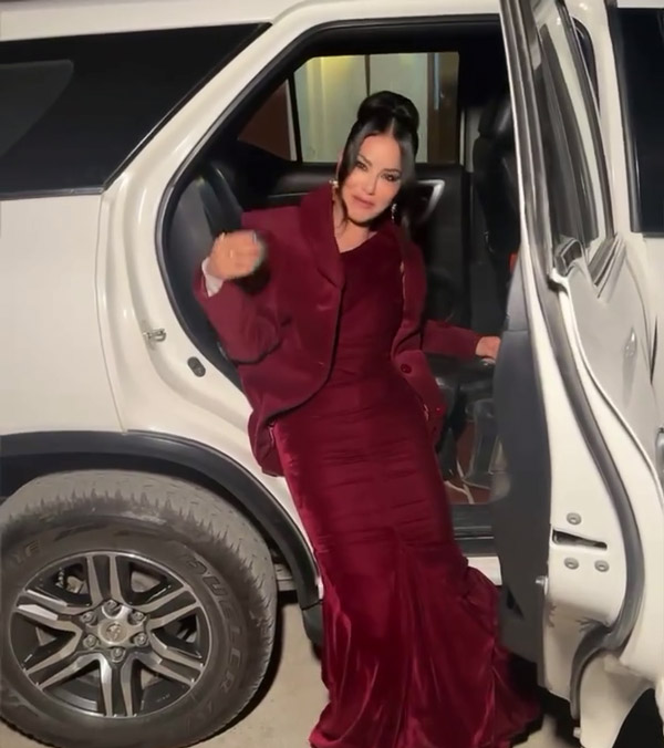 Sunny Leone Struggles To Exit Toyota Fortuner