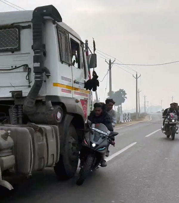 Bike Hit The Oncoming truck And Fell Down