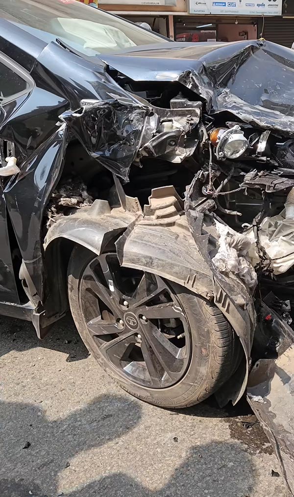 Tata Altroz Mahindra thar collision