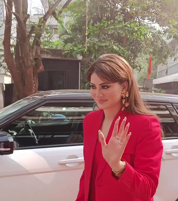 Actress Urvashi Rautela Spotted With Range Rover Actress Urvashi Rautela Spotted With Range Rover