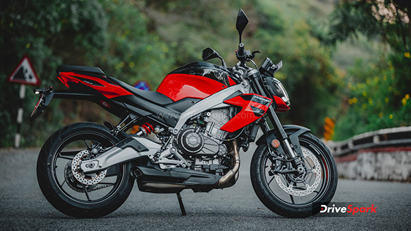 Aprilia Tuono 457 Riding Side Review