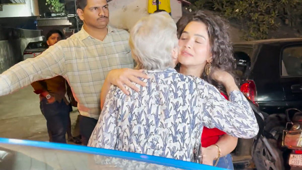 Sara Tendulkar With Grand Father And Mother
