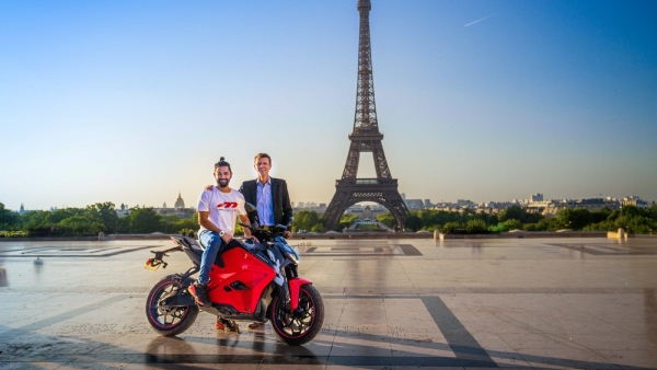 Narayan Subramaniam Shares The Photo In Front Of Eiffel Tower