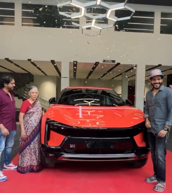 Tollywood Actor Noel Sean Buys New Maindra Be6 Electrical Car