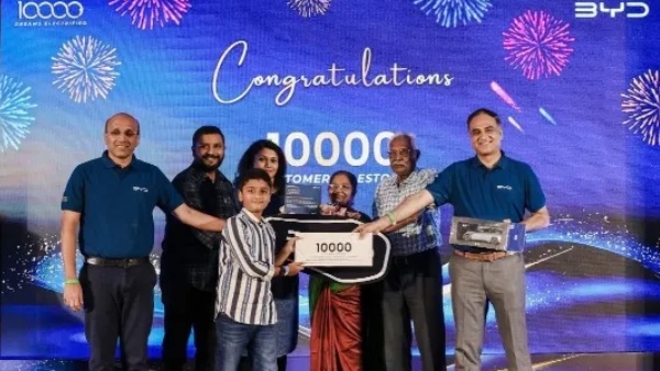 Indians Are Impressed with Chinese Company Cars Rushing to Buy 10 000 Units Delivered