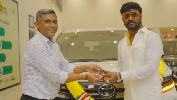 bengaluru Farmer Arrived At Showroom On Bullock Cart To Buy Luxury Car