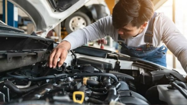 Local Mechanic vs Company Service Which Gives Your Car a Longer Life