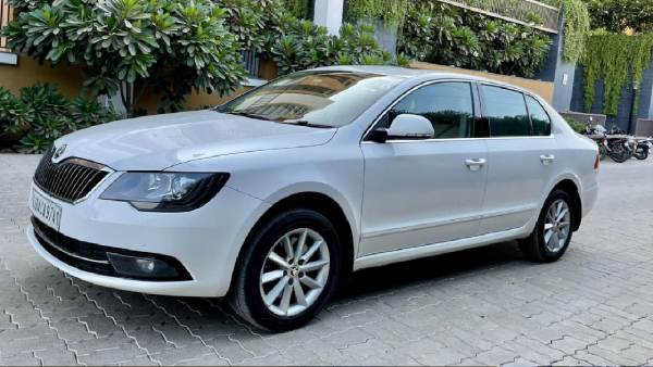 Mileage King Skoda Superb Sedan Creates New World Record with 2 831 km Drive