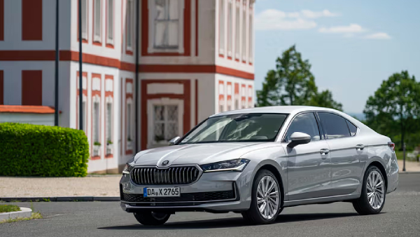 Mileage King Skoda Superb Sedan Creates New World Record with 2 831 km Drive