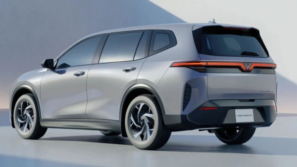 VinFast Limo Green 7-Seater Electric MPV Spotted Testing in India for the First Time