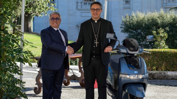 Tvs Iqube Electric Scooters Handed Over To Vatican City Government