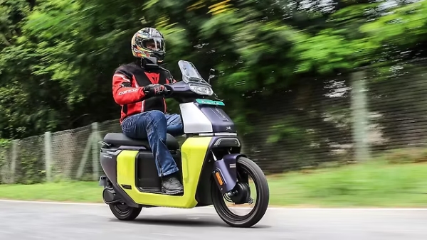 TVS Orbiter vs Bajaj Chetak C2501 Which Budget EV Scooter Is Better in 2026 TVS Orbiter vs Bajaj Chetak C2501 Which Budget EV Scooter Is Better in 2026