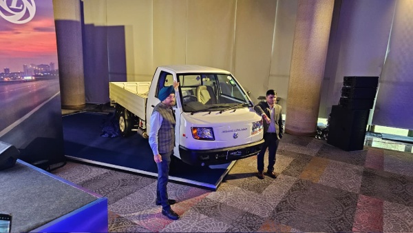 500KM Range Lower Costs Ashok Leyland Launches Twin-Fuel Dost for Small Businesses 500KM Range Lower Costs Ashok Leyland Launches Twin-Fuel Dost for Small Businesses