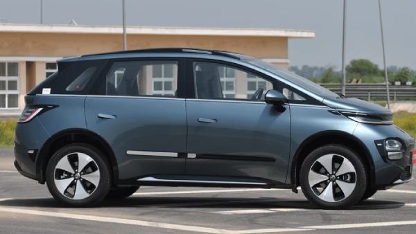 MG Windsor Commute Launched for Fleet Operators 332 km Range EV Aims to Disrupt Taxi Market