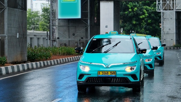 vinfast green sm electric taxi service launch in india driver jobs salary details telugu