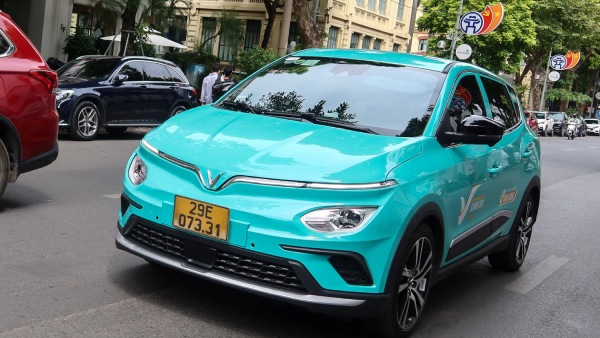 vinfast green sm electric taxi service launch in india driver jobs salary details telugu
