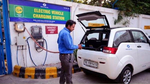 Delhi EV Policy 2026 Tax-Free E-Cars Up to Rs 30 No New Petrol Bikes from 2028
